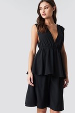NA-KD women's dress plunge V-neck flounce dress black, 38