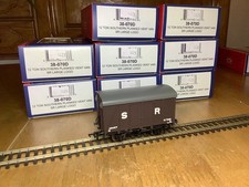 Bachmann OO Gauge 38-070D SR 12 Ton Planked Ventilated Van