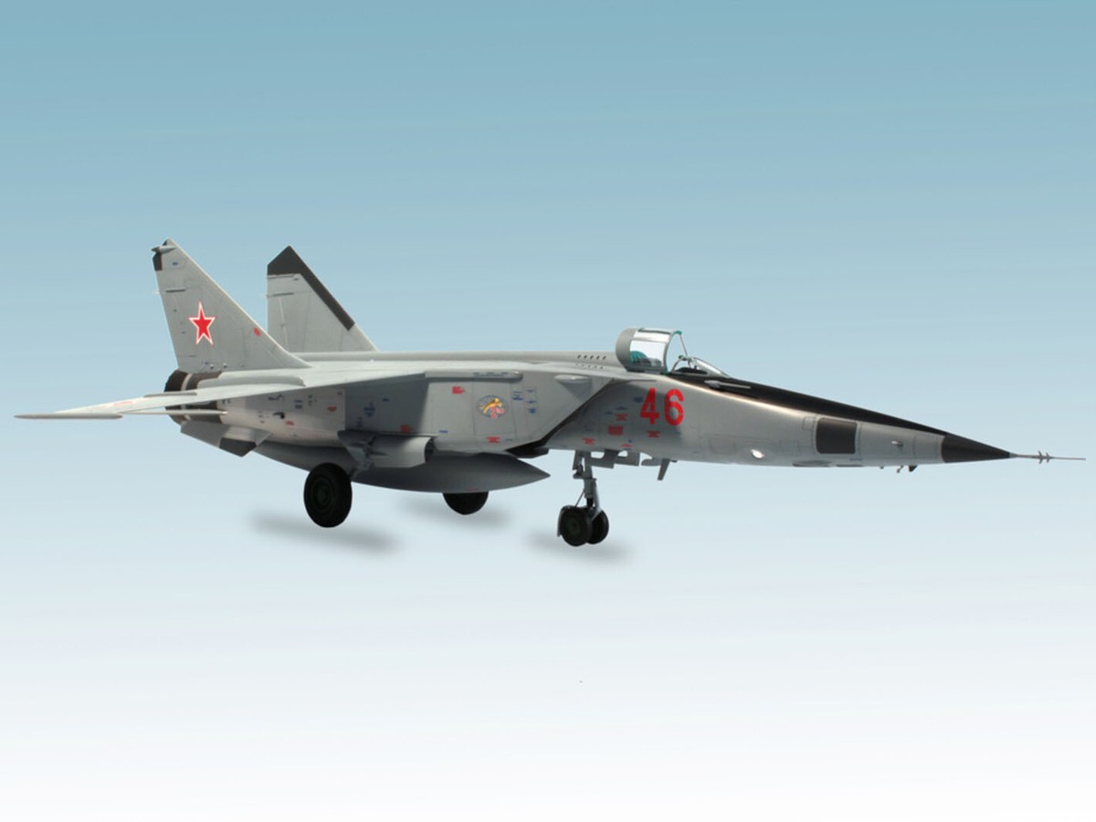 MiG-25 RBT Soviet Reconnaissance Plane Plastic Model Kit 1
