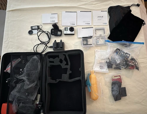 GOPRO PRO HERO 4 SILVER *Comes with Loads of Accessories & Hard Case (PSO035486)