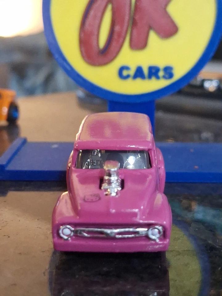 Hotwheels Custom 56 Ford F-100 Hello Kitty ruedas intercambiadas y sueltas Foto 2 de 4