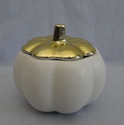Tried & True Illume Heirloom Pumpkin Scent Pumpkin Shaped Soy Candle w Gold Lid
