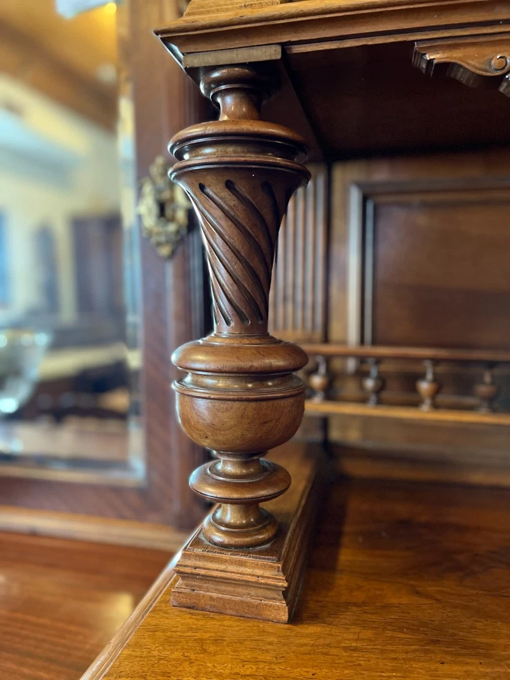 Antiguo armario buffet francés de nogal de la década de 1860 Foto 4 de 4