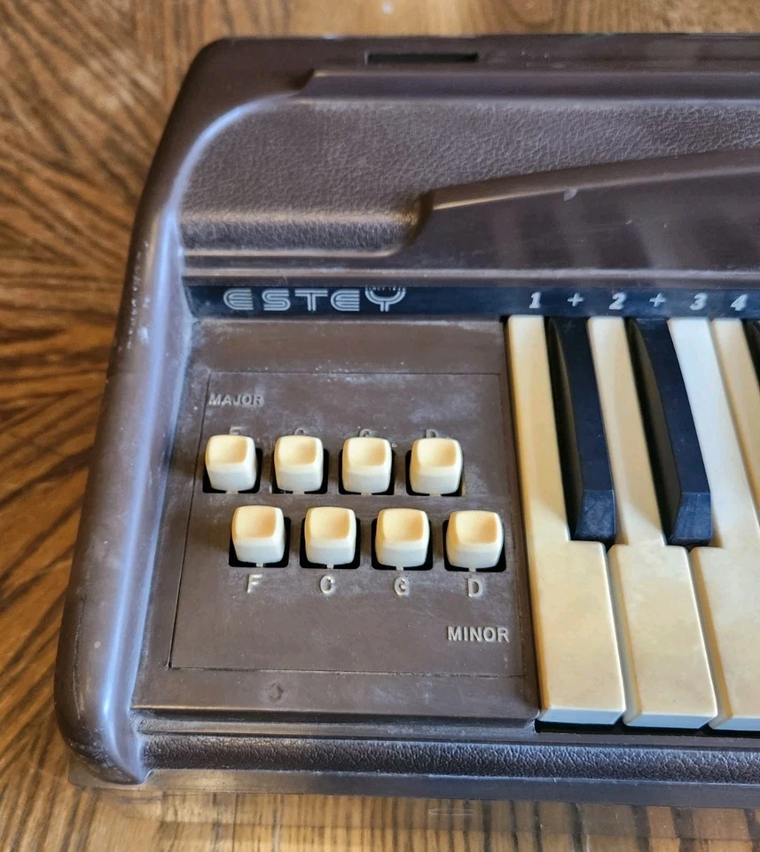 Teclado de órgano eléctrico Estey vintage modelo #1020 marrón hecho en EE. UU. Foto 3 de 4