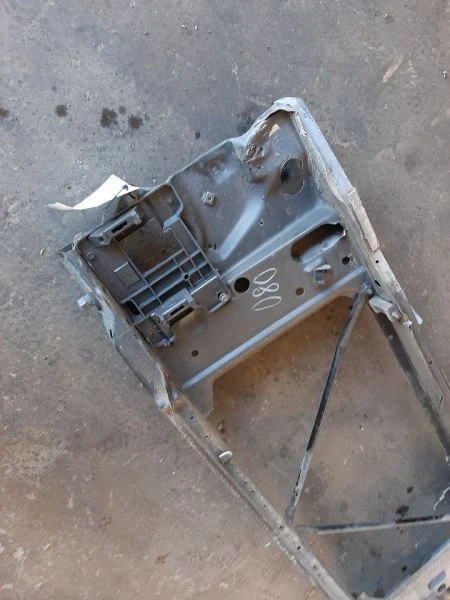 Soporte núcleo radiador 96-00 camioneta Chevrolet 2500 15149287 Foto 3 de 4