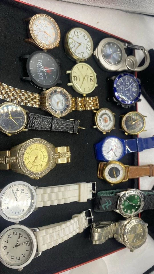 Lote de 30 relojes para hombre algunos funcionan y otros para piezas Foto 2 de 4