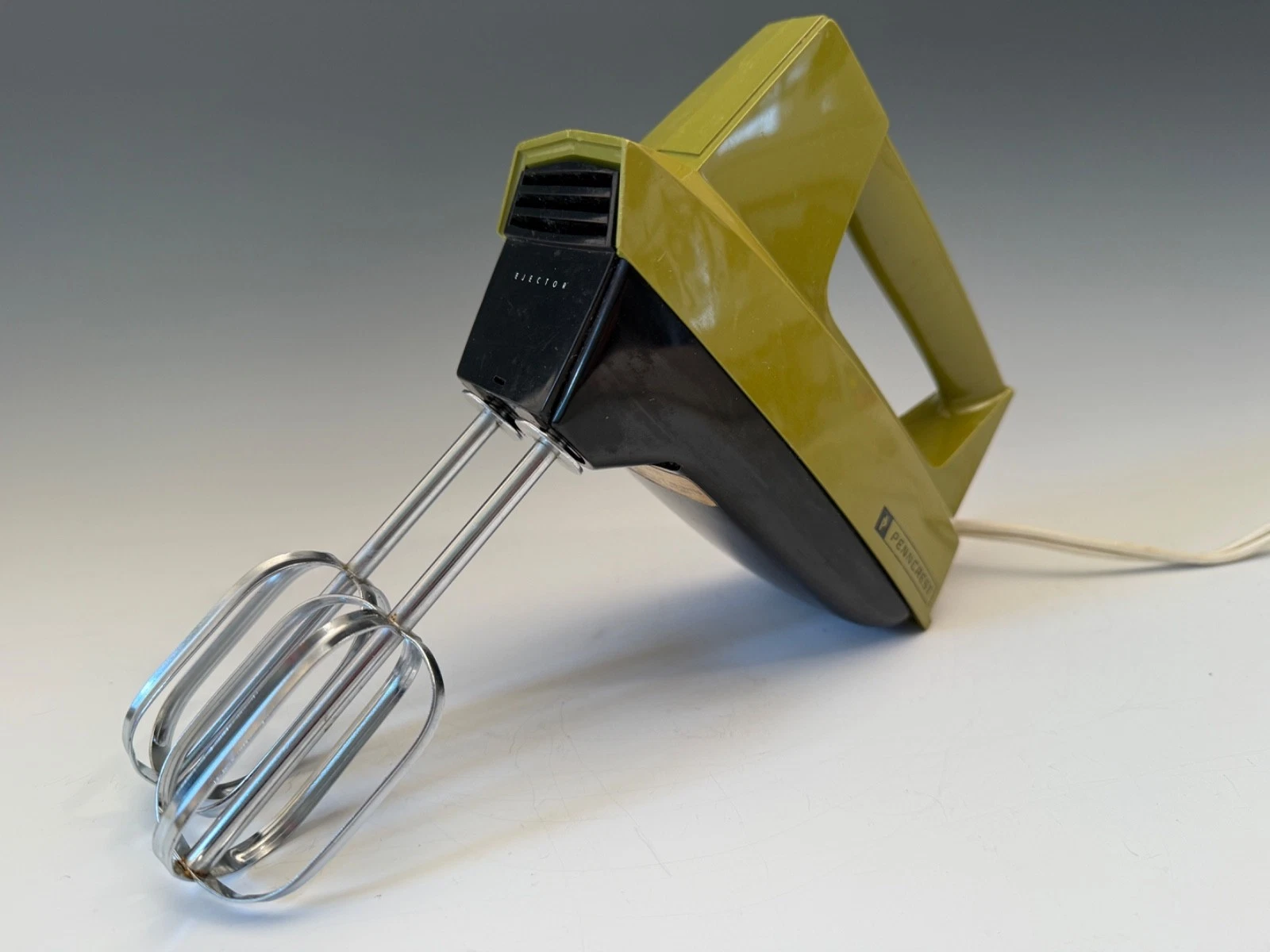 JC Pennys Penncrest Vintage MCM 70s Olive Green hand mixer
Opens in a new window or tab