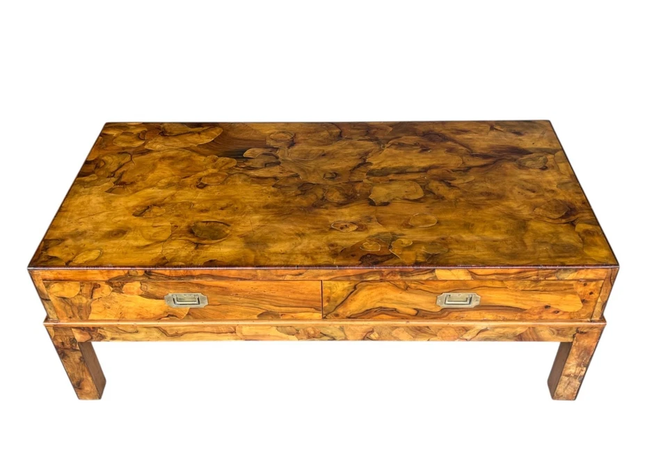 Mesa de centro de campaña italiana restaurada de los años 70 - chapa de nogal, asas de latón Foto 2 de 4