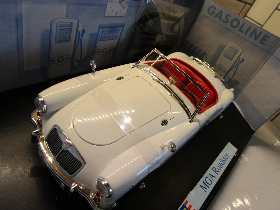 REVELL 1.18 MGA ROADSTER (08455) WHITE /FACTORY STRAPS ATTACHED STUNNING - Image 3 of 4