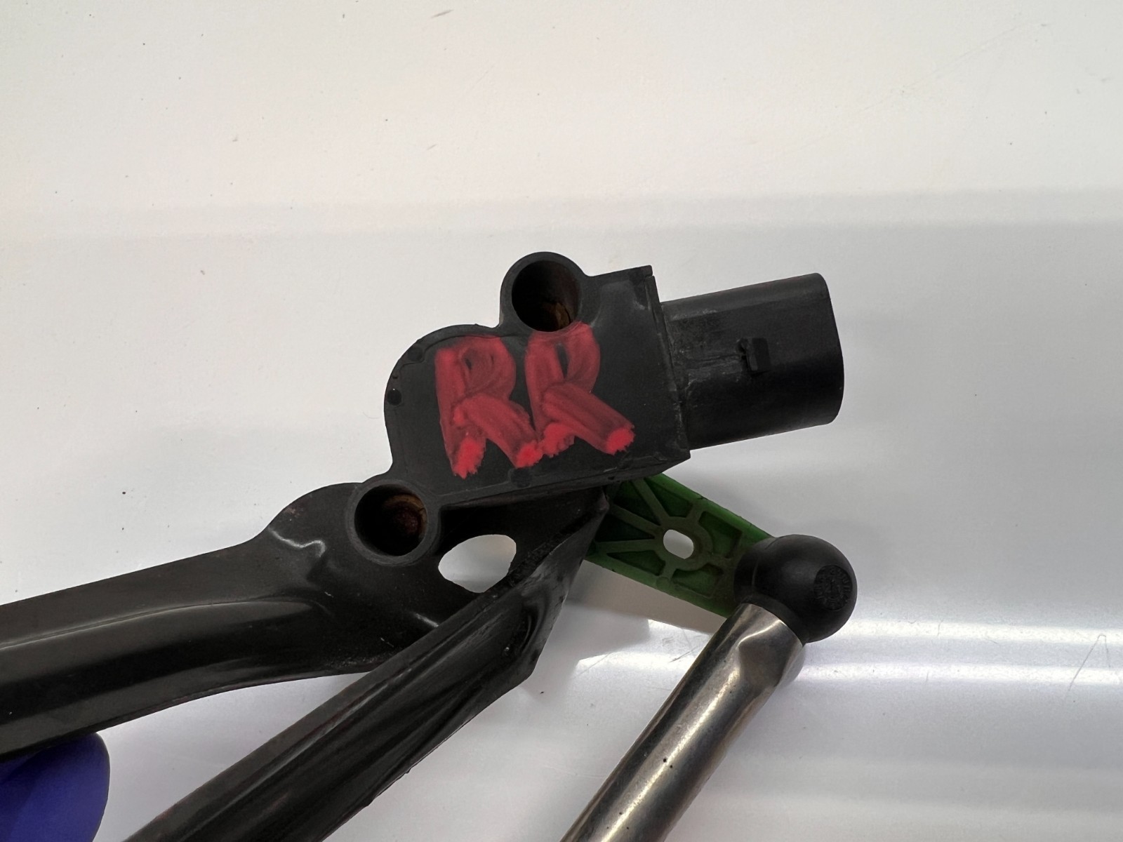LAMBORGHINI AVENTADOR LEVEL RIDE SENSOR REAR RIGHT BRACKET OEM 470941307