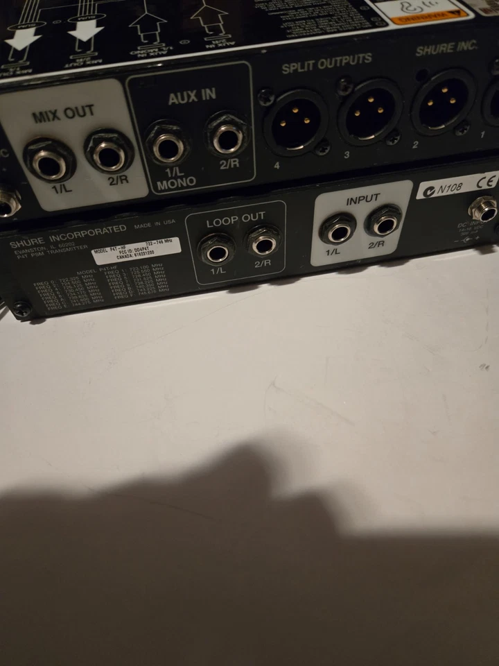 Monitor intrauditivo inalámbrico Shure P4T y sistema mezclador de 4 canales P4M con alimentación Foto 2 de 4