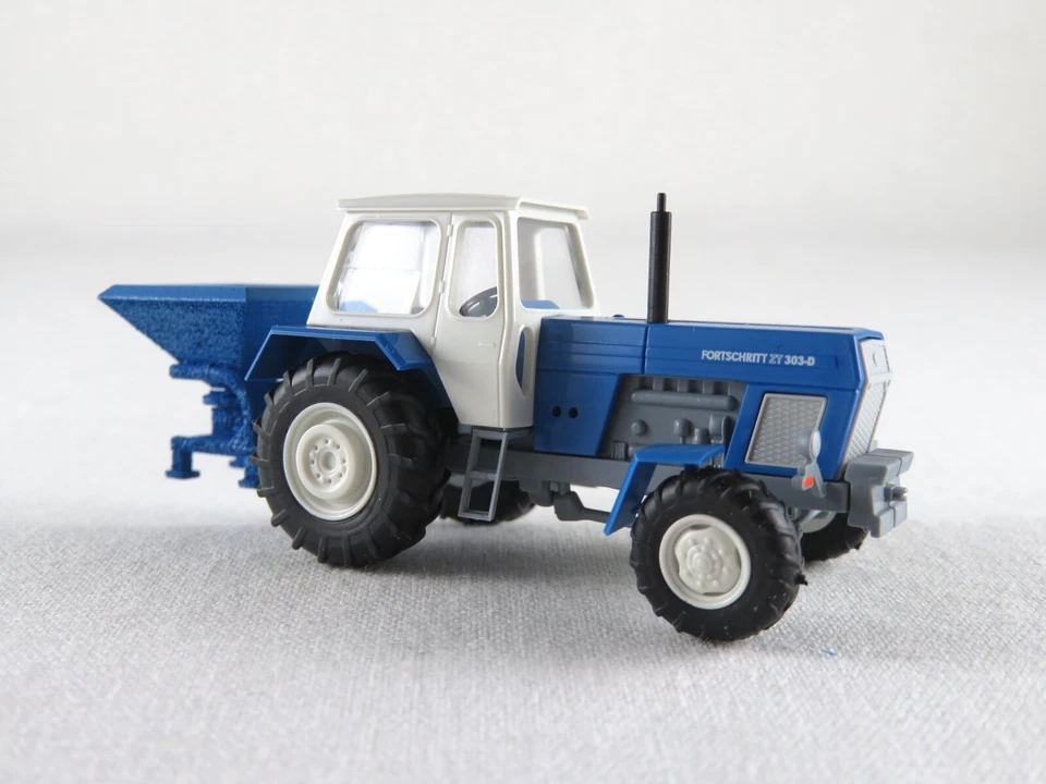 Busch 42858 Traktor Fortschritt ZT 303-D (1967) mit Düngemittelstreuer 1:87/H0 - Bild 2 von 4