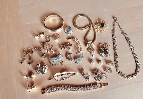 Mixed Lot Of Vintage & Antique wearable Gold tone Jewelry