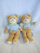 lot de 2 DOUDOU PELUCHE BEBE OURS AMTOYS TEE SHIRT BLEU FOULARD VERT 19cm