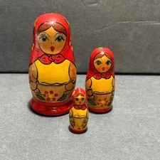 Handpainted Wooden Russian Nesting Dolls Set of 3 Red Mini 2 3/4"
