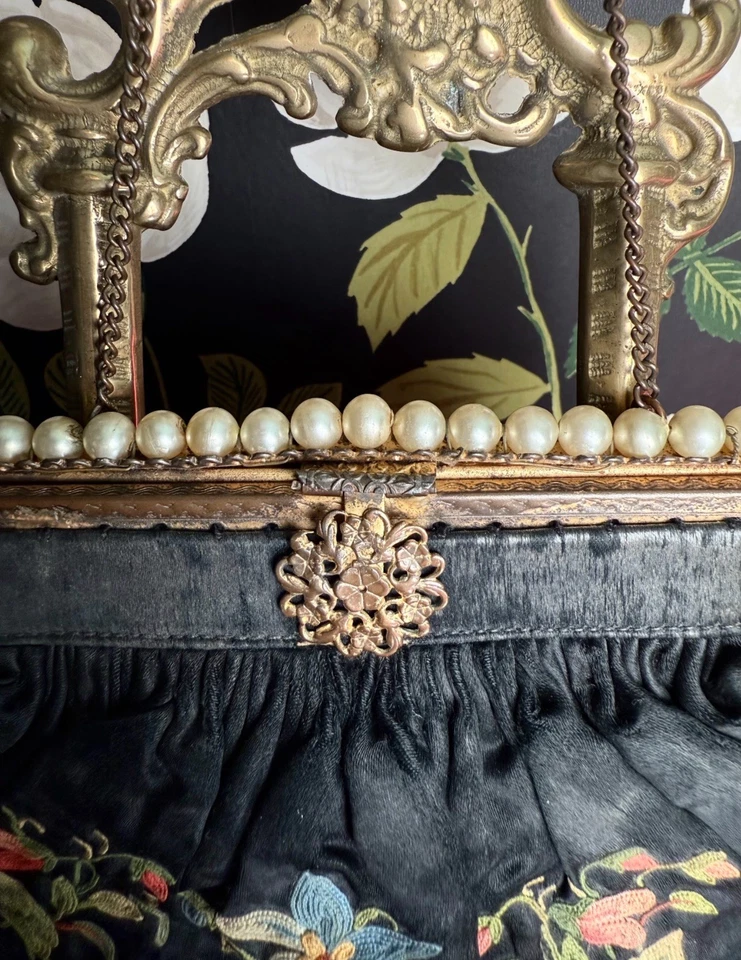 Cartera antigua con marco de joya dorada francesa negra floral pandereta Le Point De Beauvais Foto 2 de 3