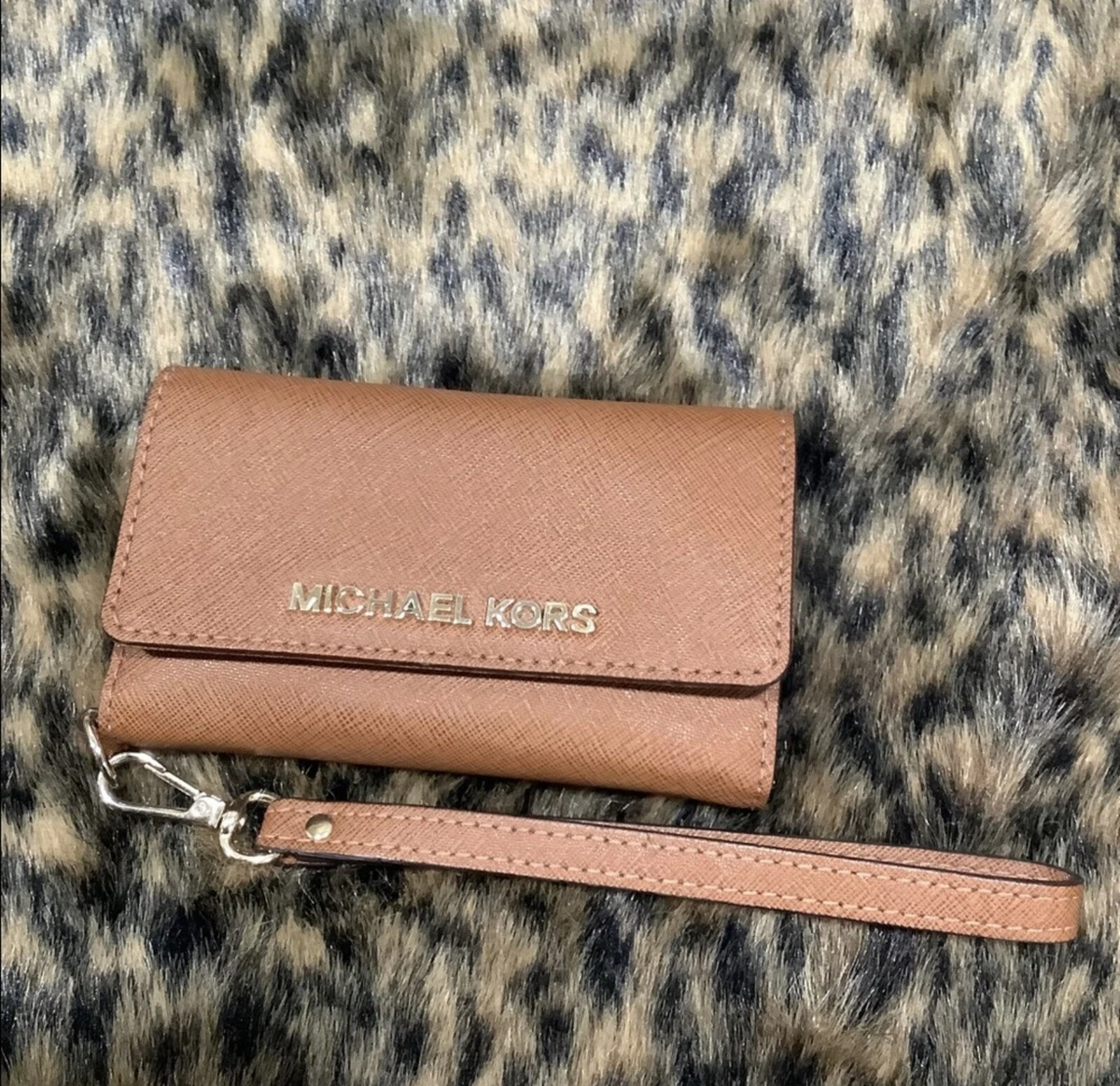 Tổng hợp hơn 80 về michael kors iphone xr case cdgdbentre.edu.vn