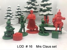 LOD Set 16 Santa Mrs Claus, 3 elves and 3 presents 1/32 SCALE