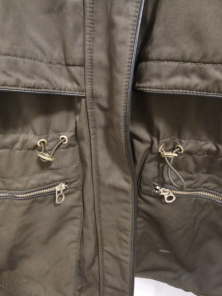 Abrigo Parka ZARA TRF Trafaluc Verde Oliva Ejército Cálido con Capucha Pequeño Borde de Piel Sintética HD Foto 4 de 4