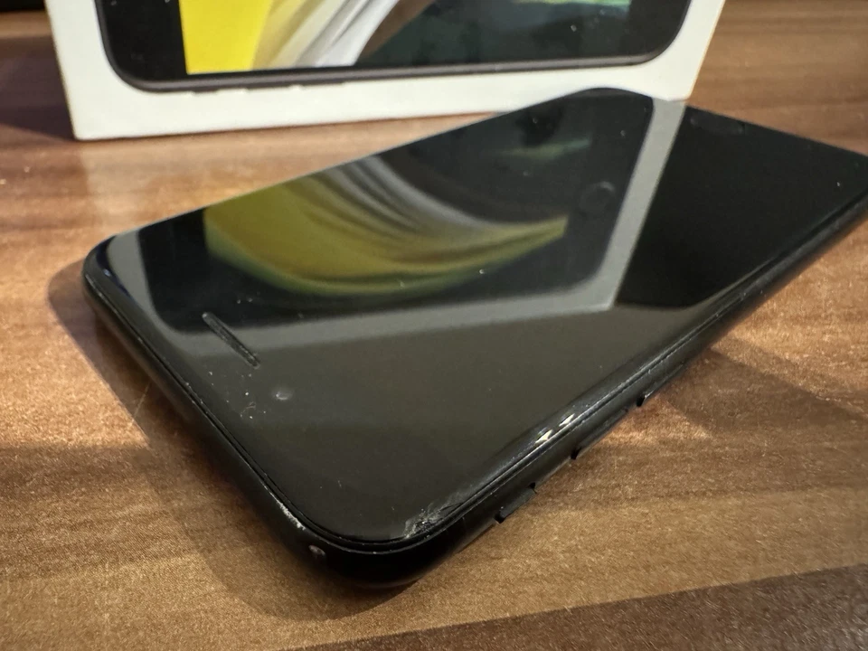 Apple iPhone SE - 128GB - Schwarz (Ohne Simlock) (Dual-SIM) - Bild 3 von 4