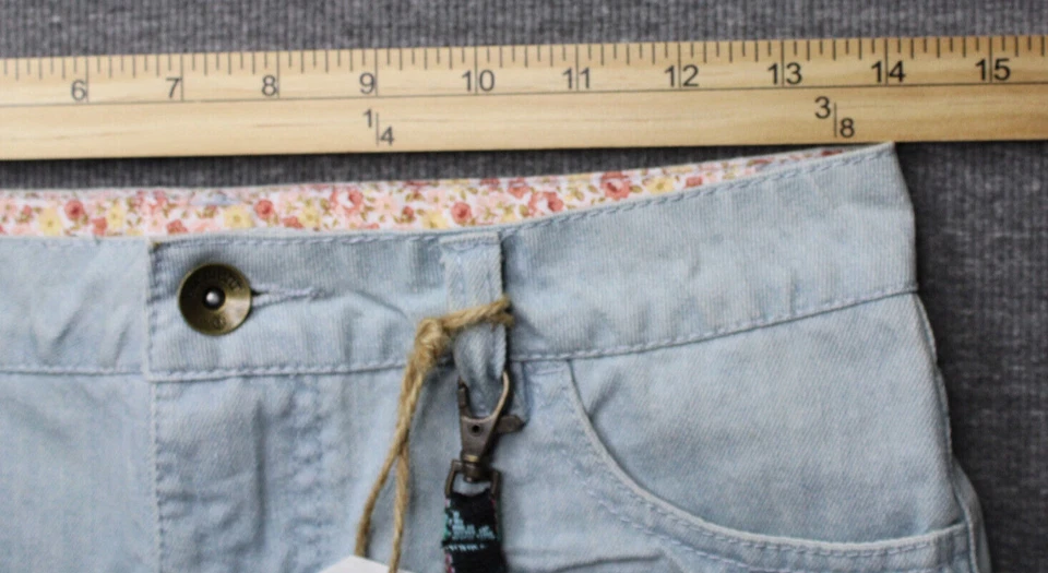 Pantalones cortos de mezclilla Element para mujer talla 25 cintura 28" azul claro tiro bajo ribete de encaje nuevos con etiquetas Foto 3 de 4