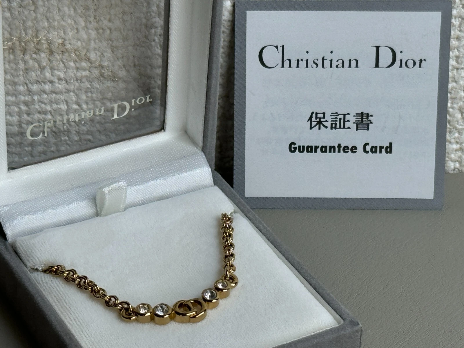 Logo Christian Dior CD collier accessoire bijoux pendentif métal strass or