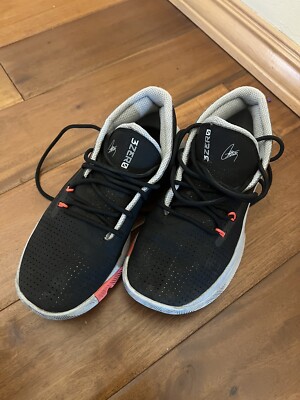3J Under Armour Boys SC 3ZERO III 3022117 Black Running Shoes Sneakers Size 5.5