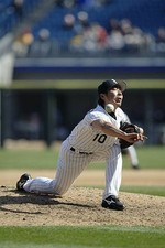 Shingo Takatsu Chicago White Sox pitches in the 9th inning v the C- Old Photo 4