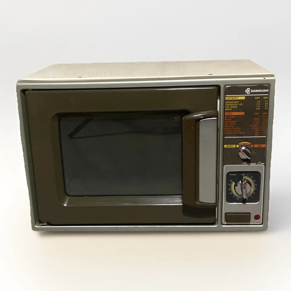 Vintage 80’s Samsung Microwave Oven Model RE-525D Faux Wood Grain Cooking Oven - Image 2 of 4
