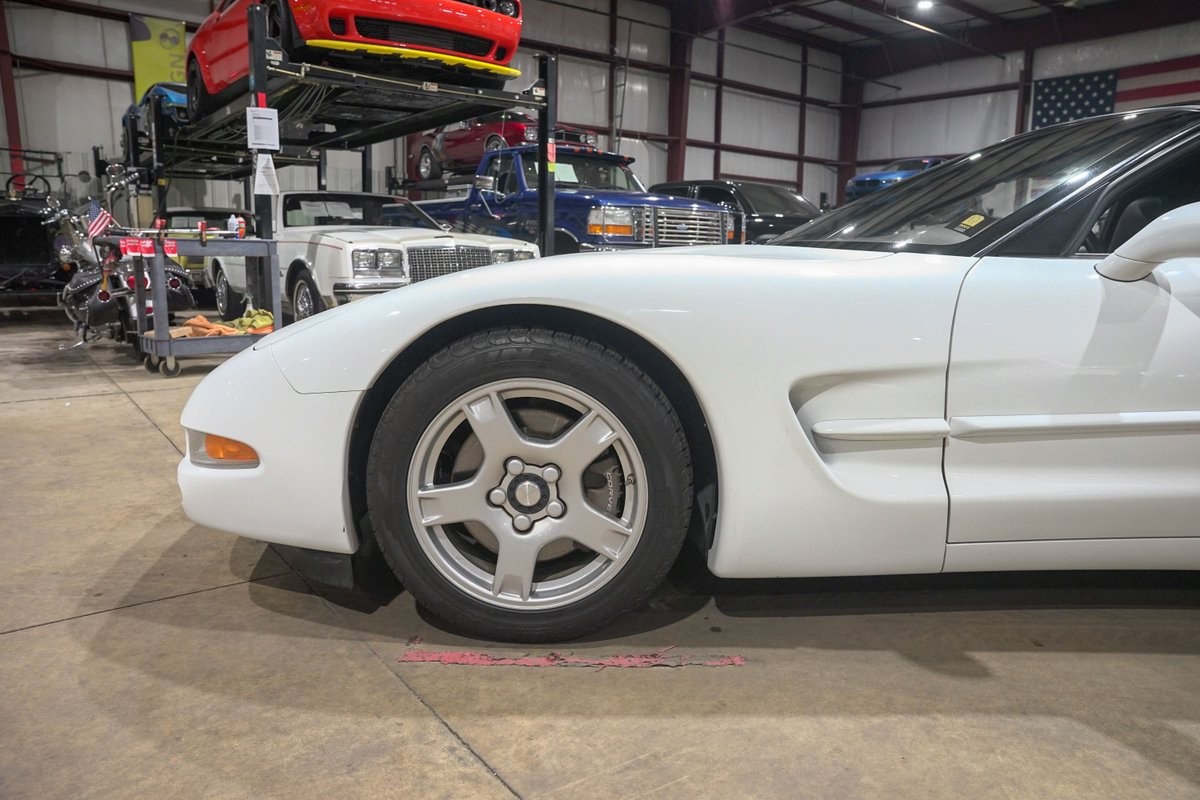1998 Arctic White Chevrolet Corvette   | C5 Corvette Photo 3