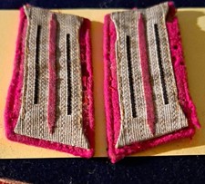 Paar Kragenspiegel/Schulterklappen Uniformeffekten rosa Paspel Metallfaden
