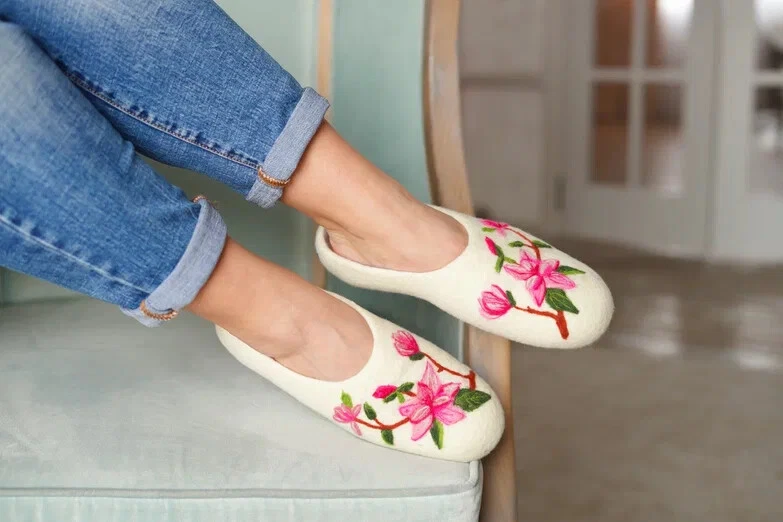 女士的吉尔吉斯毛毡拖鞋白色花卉100%美利奴羊毛手工舒适美国5-12 — 第 3/4 张图片