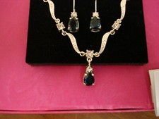 BLUE SAPHIRE COLOUR GLASS & WHITE CRYSTAL NECKLACE SET - WHITE METAL