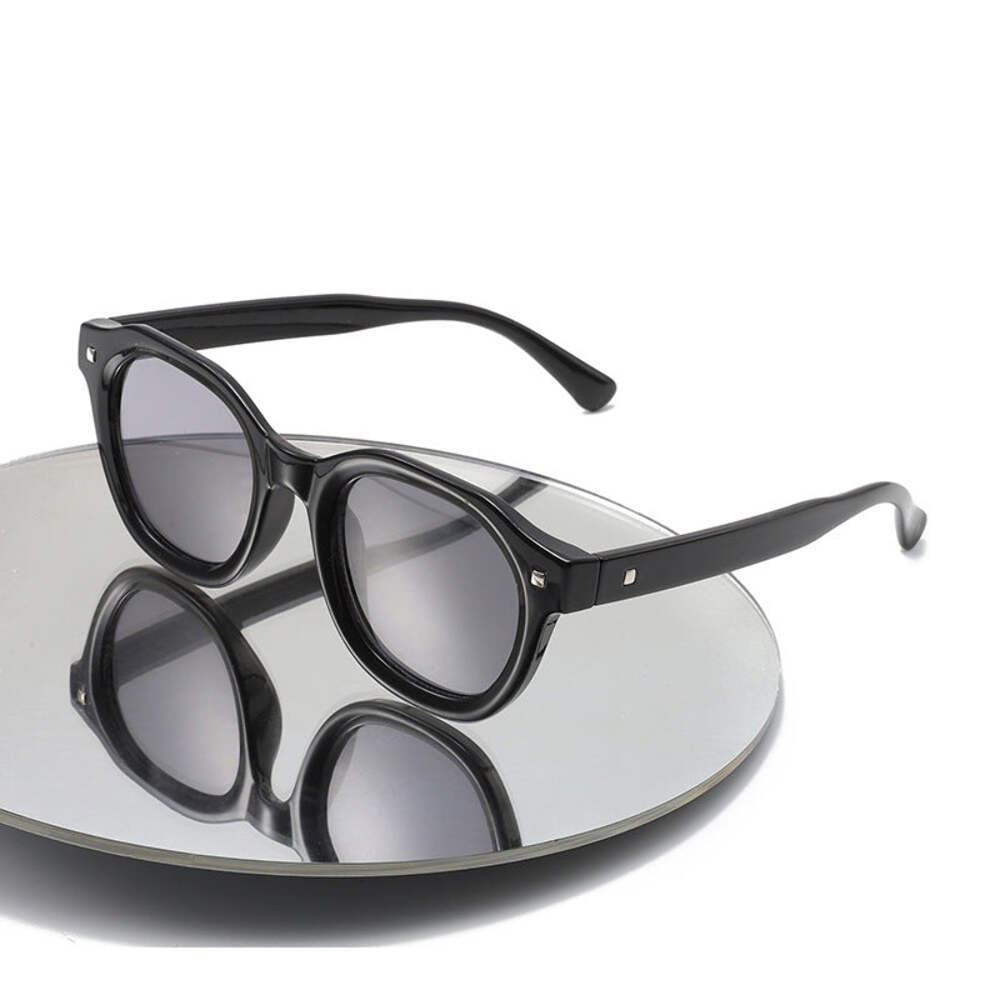 Retro Fashion Sunglasses with Large Rims, Polarized Lenses for Sun Protection, D