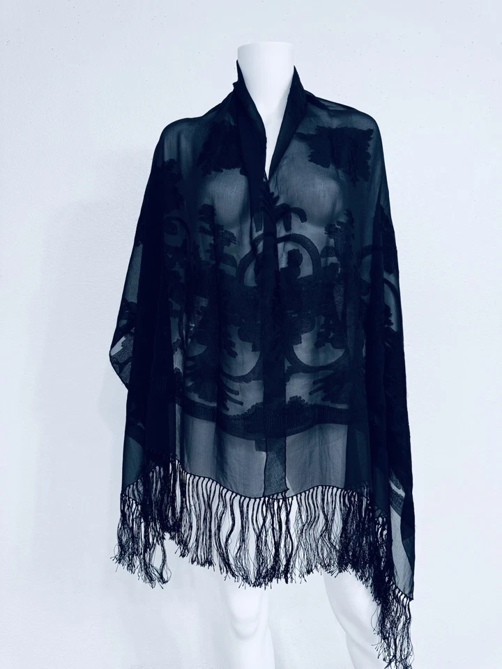 "Bufanda chal Loro Piana bordada de gasa de seda negra con flecos 28"" x 80""" Foto 4 de 4