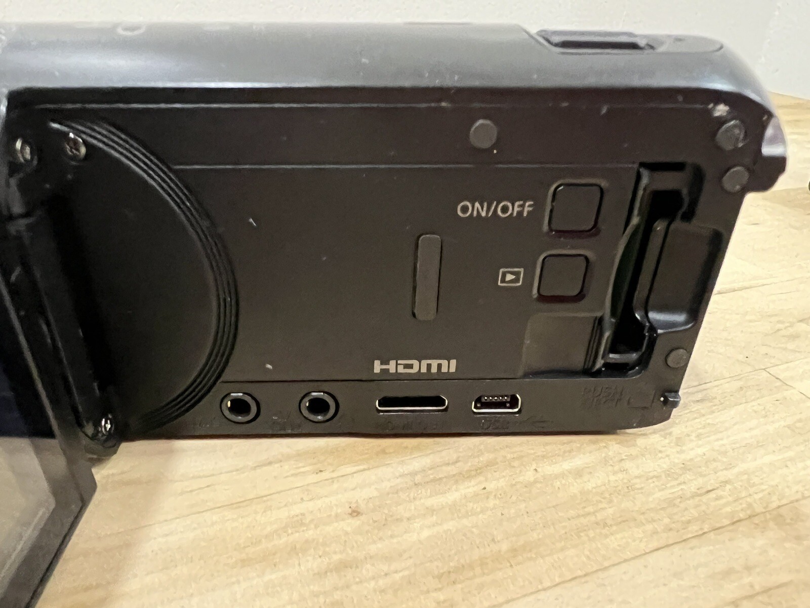 CANON VIXIA HF R800 HD CAMCORDER, BATTERY, CHARGER & 4GB MEMORY CARD