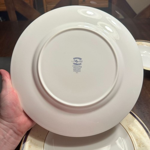 Four 10.75" Wedgwood Cornucopia Bone China Dinner Plates - Picture 4 of 5