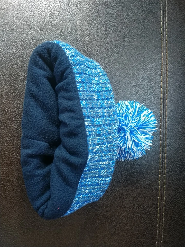 Sombrero de pompón tejido con bandera de Chicago Foto 3 de 3