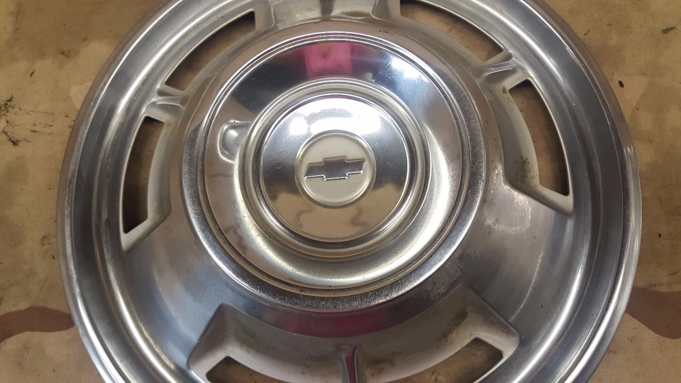 Chevrolet Chevy Camaro 1967 rueda 14 pulgadas tapacubos ranurados OEM 67 Foto 4 de 4