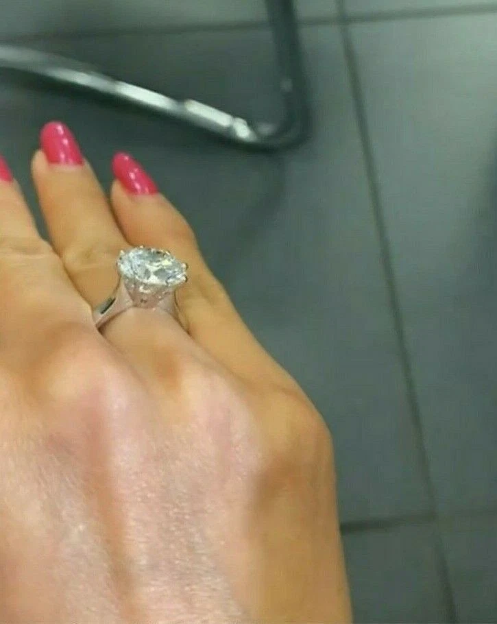 Anillo de compromiso solitario de diamantes creados redondos de 3 quilates para mujer enchapado en oro blanco de 14 quilates Foto 2 de 3