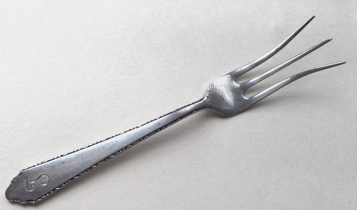 Rogers, Lunt & Bowlen Sterling silver William & Mary lemon fork 1921 mono T