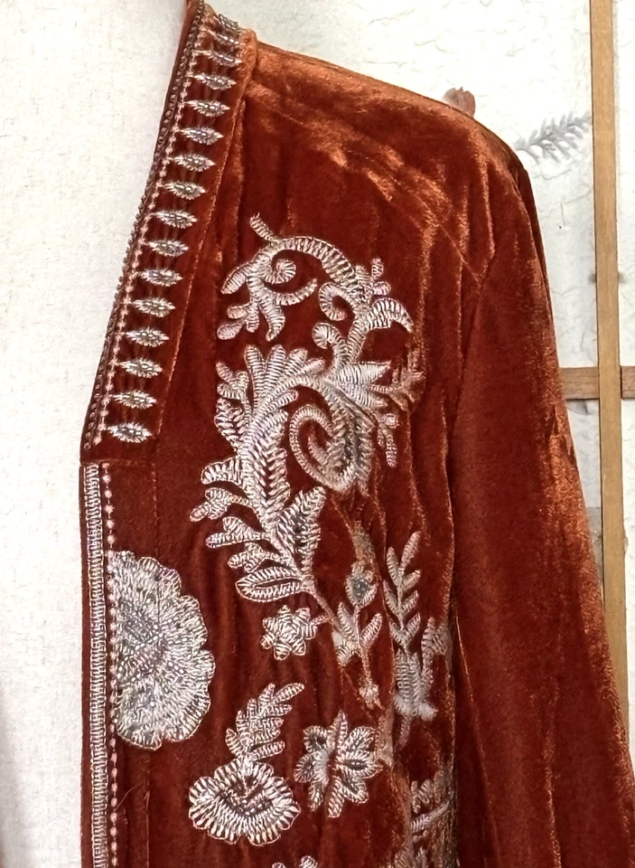 Jaqueta Bolero Feminina Venus Veludo Bordada Frisada Laranja Queimado Tamanho Grande - Imagem 3 de 4