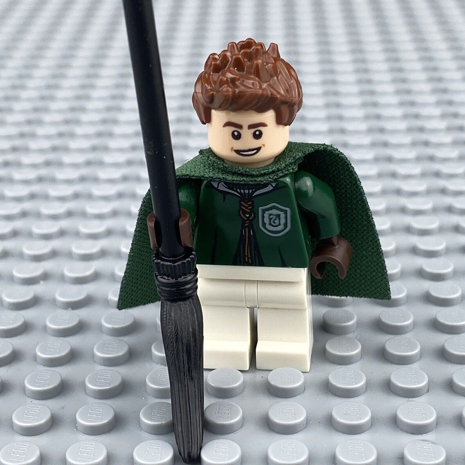 LEGO Lucian Bole Minifigure Dark Green Quidditch Uniform w/ Broom hp135 75956