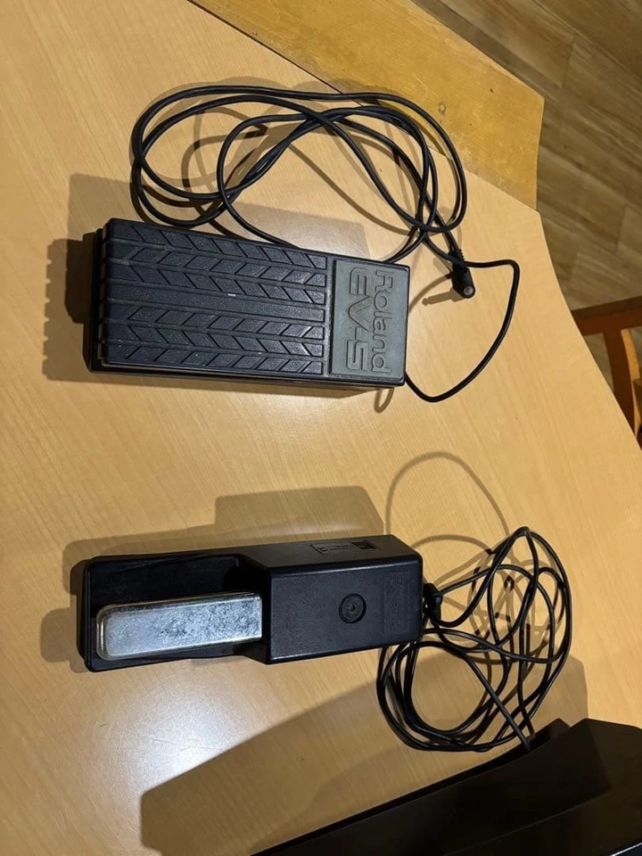 ROLAND RD-700NX DIGITAL STAGE PIANO 88-KEY SUPERB CONDITION W/ PEDALS JAPAN - Image 2 of 4