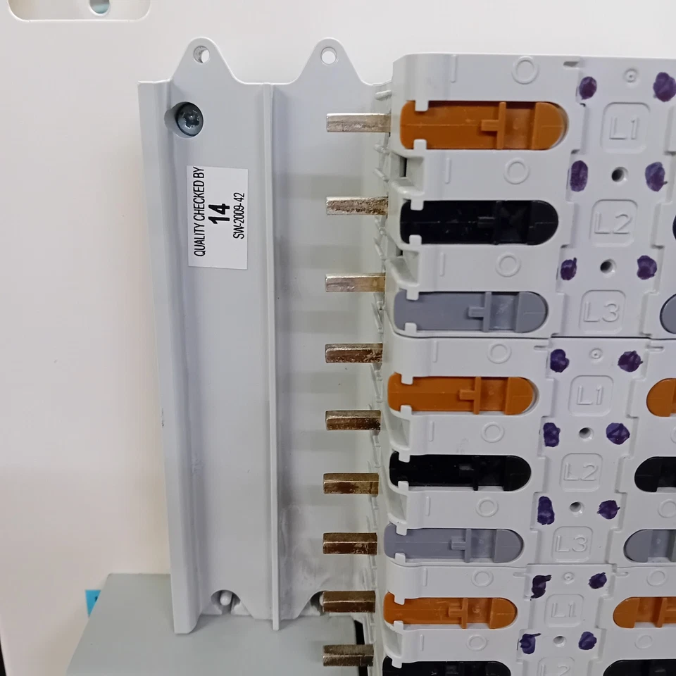Merlin Gerin MGBN6E Three phase - 6 way  Pan Assembly - 250 amp rated Bus Bars. - Image 4 of 4