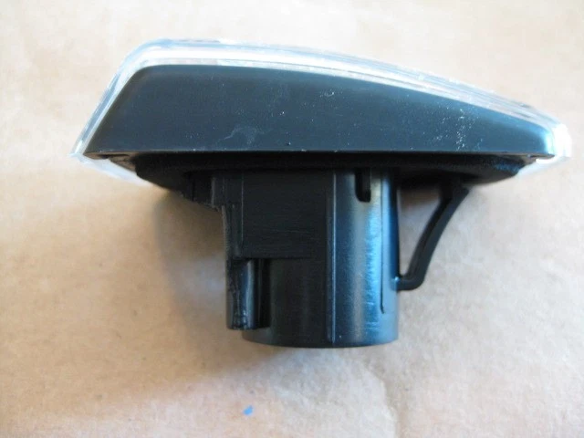 Luz de señalización lateral delantera Volvo C70, S40 y V40 (Hella) se adapta a los modelos 1998 a 2006 Foto 3 de 4