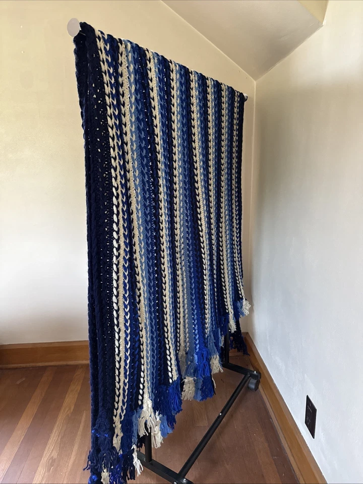 Cobertor de crochê antigo AZUL afegão branco EXCELENTE ESTADO! ~98x48” feito à mão - Imagem 4 de 4