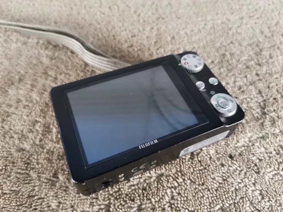 Fujifilm FinePix J Series J100 10.0MP Digital Camera - Silver, photo 4 of 5