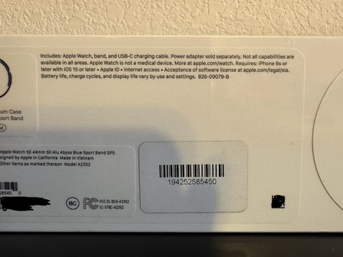 Apple Watch SE (GPS 44mm) Silver Aluminum Case with Abyss Blue Sport Band Watch - Photo 6 sur 6