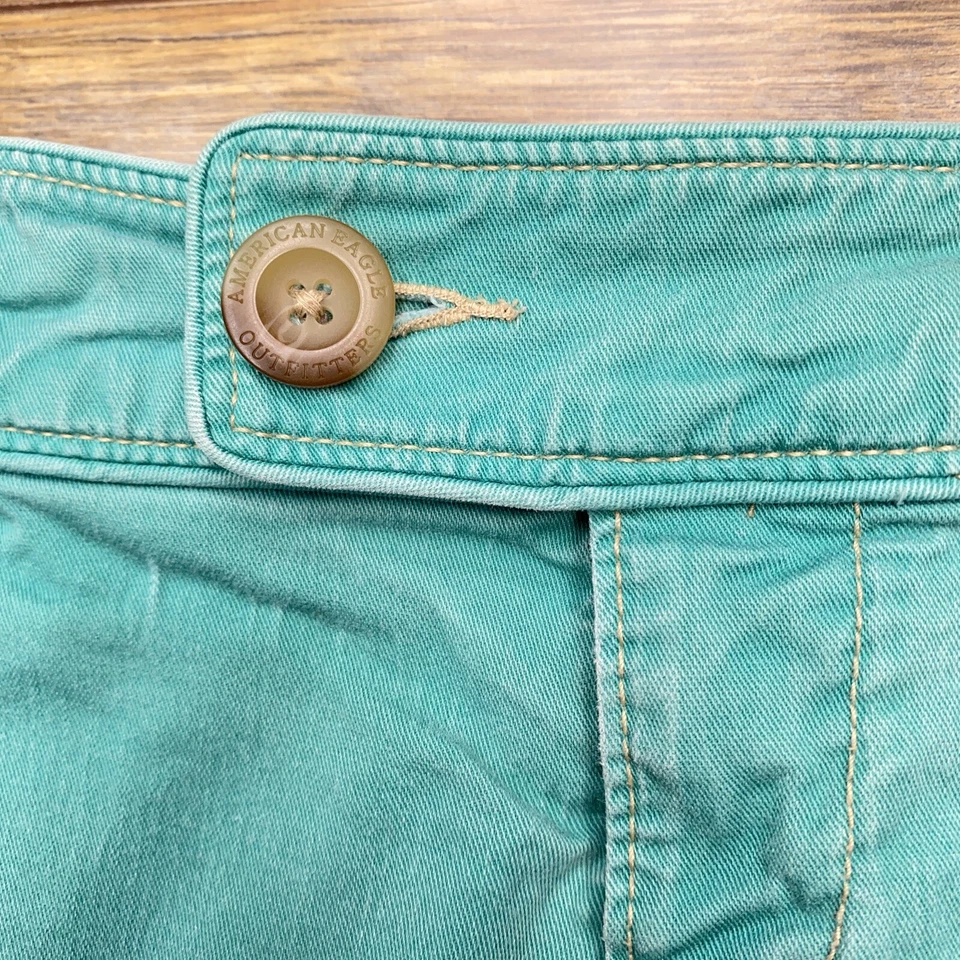Short chino vintage American Eagle feminino 4 verde stretch - Imagem 2 de 4